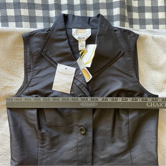 Reposh (a bit small): NWT Talbots Size 2 100% Silk Sleeveless Tuxedo Blouse - Picture 2 of 12